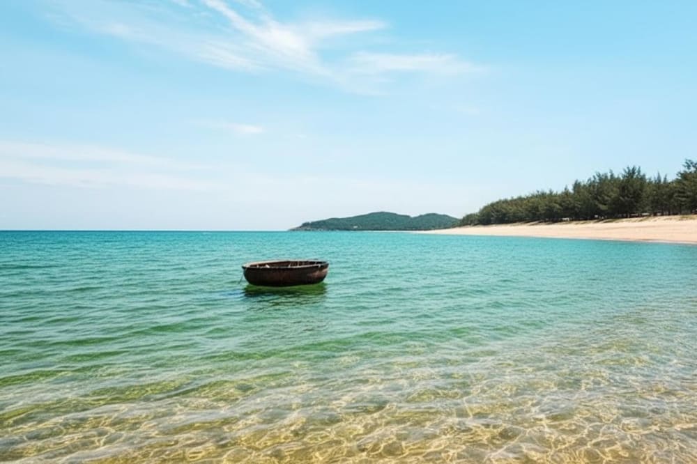 B&atilde;i biển Sa Huỳnh l&agrave; sự kết hợp ho&agrave;n hảo giữa du lịch nghỉ dưỡng v&agrave; kh&aacute;m ph&aacute; văn h&oacute;a bản địa